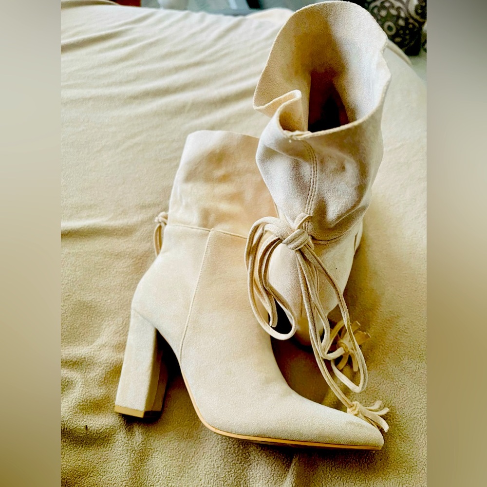 Women’s Cream Colored Boots Size 7.5 Vici Dolls